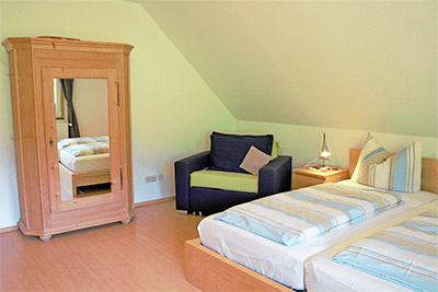 Schlafzimmer Nr. 1 mit Doppelbett und Schlafsessel