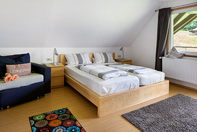 Schlafzimmer Nr. 1 mit Doppelbett und Schlafsessel