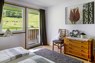 Schlafzimmer Nr. 1 mit Doppelbett und Schlafsessel