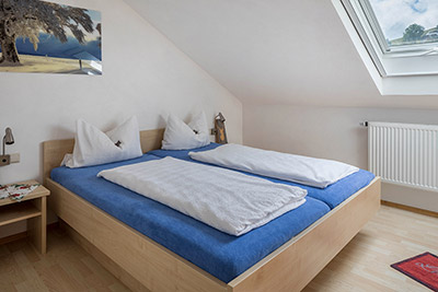 Schlafzimmer mit Doppelbett