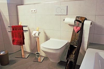 Toilette mit ausgefallenem Klorollenhalter