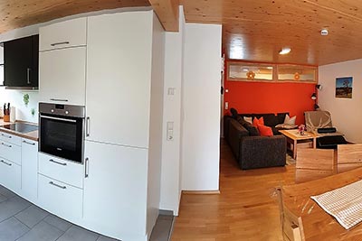 Wohn- und Esszimmer mit voll ausgestatteter Küche