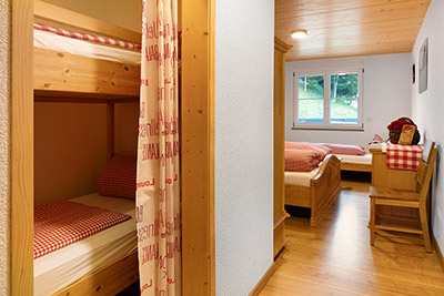 Schlafzimmer Nr. 3 mit Doppelbett und Einzelbett