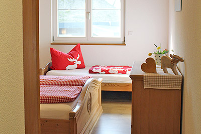 Schlafzimmer Nr. 3 mit Doppelbett und Einzelbett