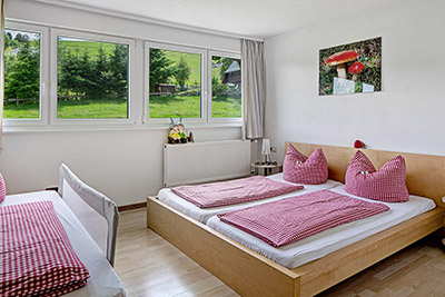 Schlafzimmer mit Doppelbett und Einzelbett