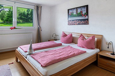 Schlafzimmer mit Doppelbett und Kinderbett